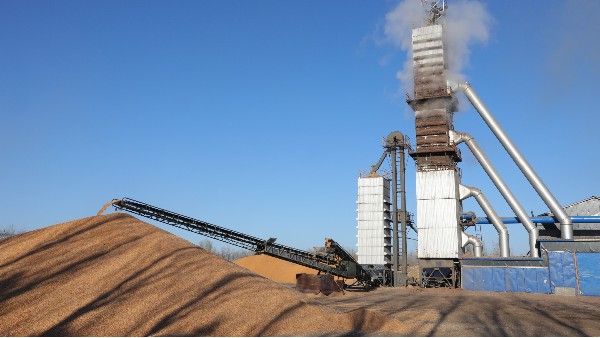 烘糧噸成本降至28元！300噸烘干塔用上秸稈直燃熱風(fēng)爐，相比燃煤一天節(jié)省一萬(wàn)六！