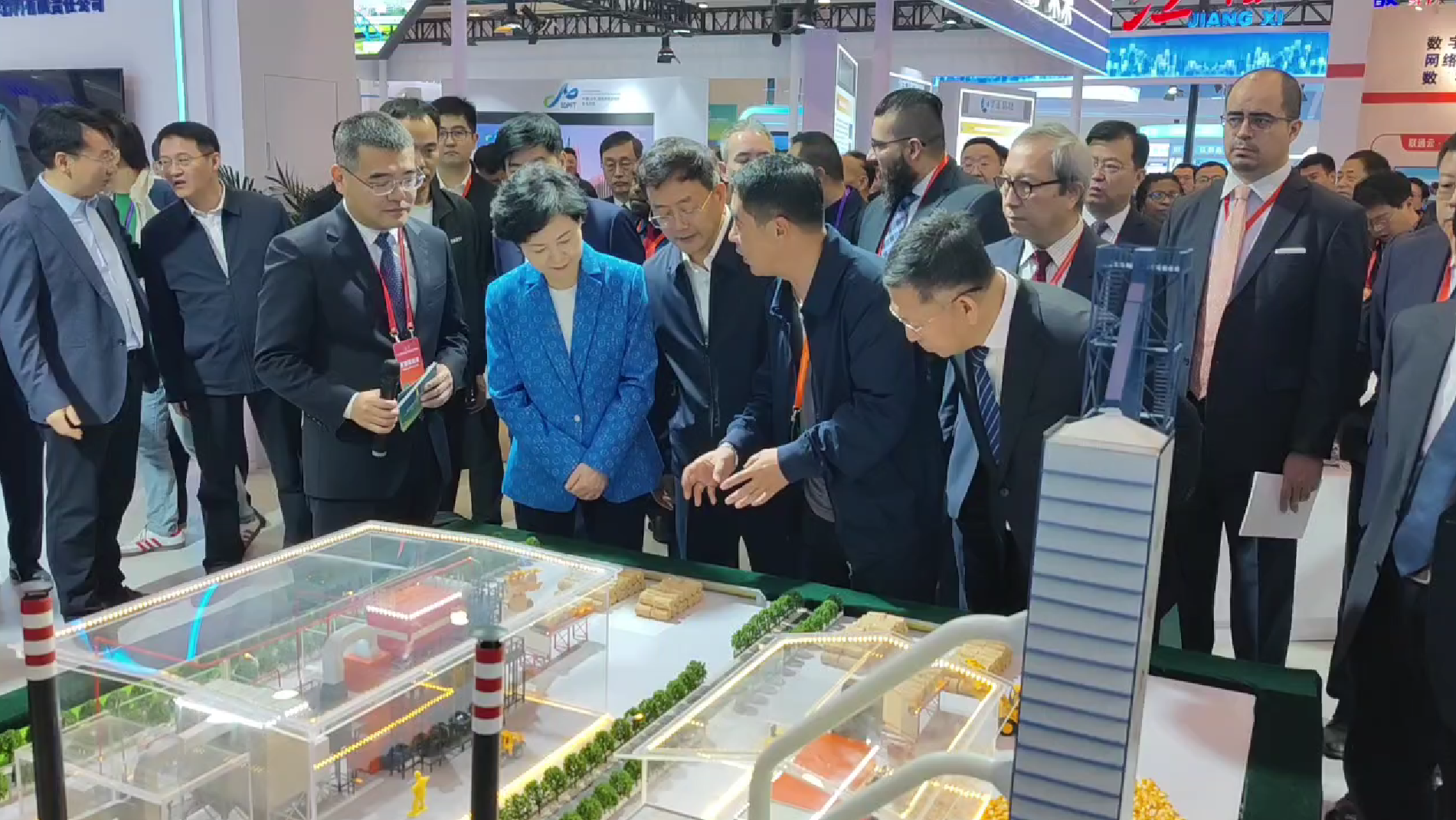 海倫利民秸稈直燃鍋爐亮相APEC技展會(huì)，工信部副部長(zhǎng)徐曉蘭蒞臨參觀